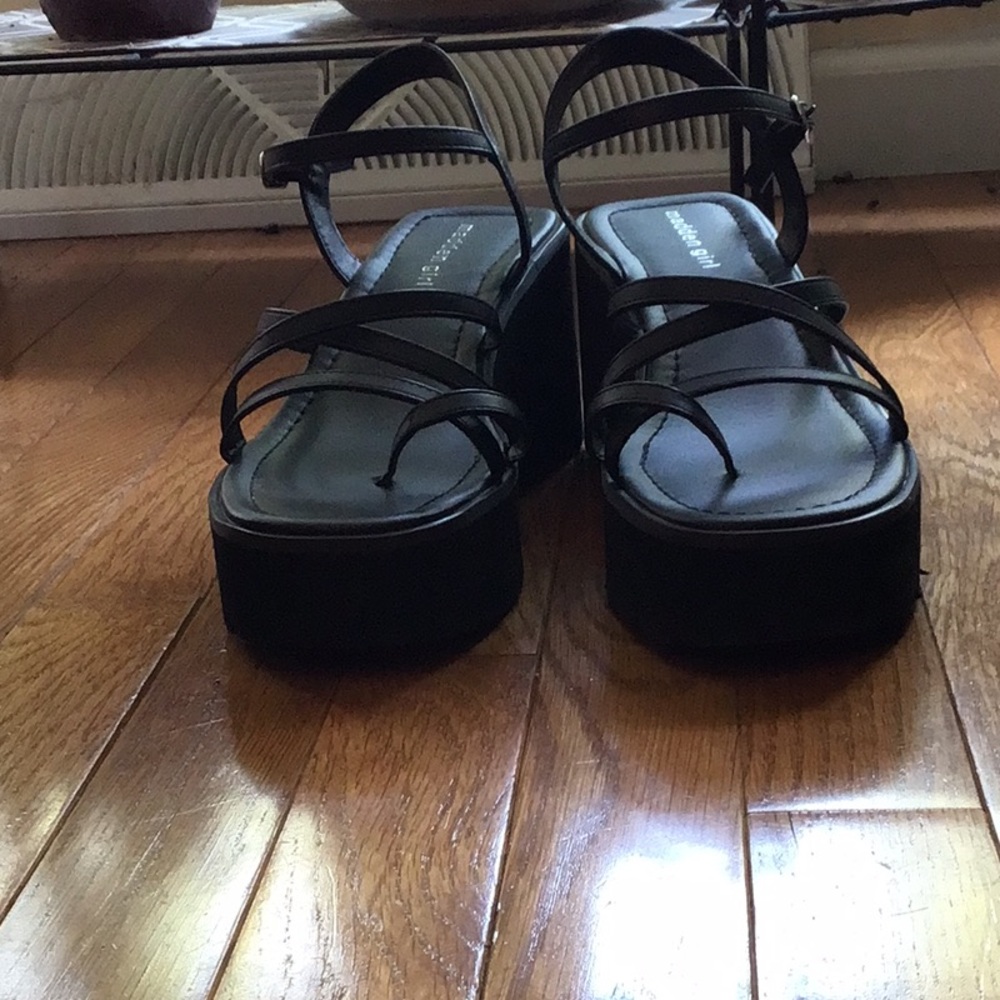 Madden Girl Black Sandals Elegant Design